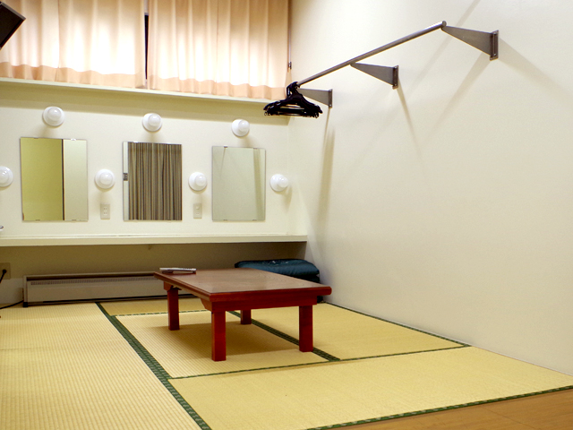 座卓と畳がある第一楽屋の和室。