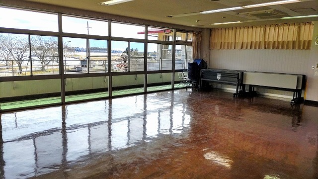 三日月橋生涯学習センターの講座室。窓辺に長机とピアノが配置されている。