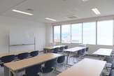 川西市のアステ市民プラザにあるルームの室内。