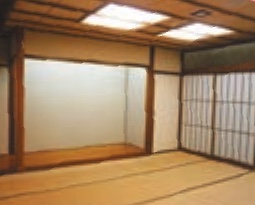 小郡市生涯学習センターの会議室1。畳敷きの和室で、座卓が配置されています。