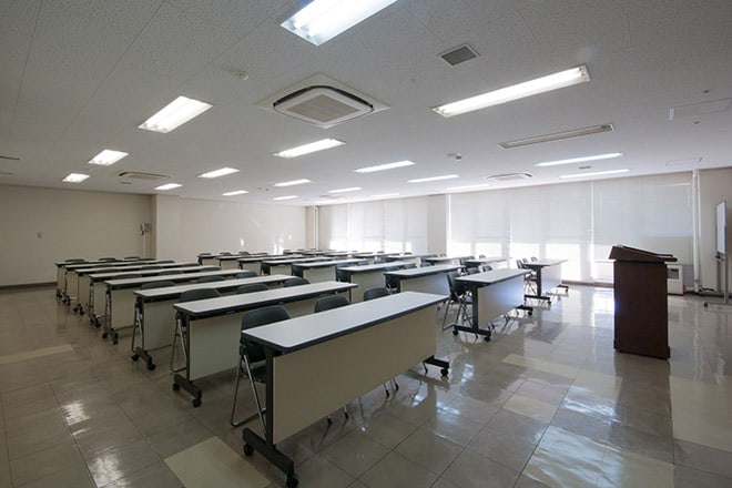 中会議室を窓側から見た室内。