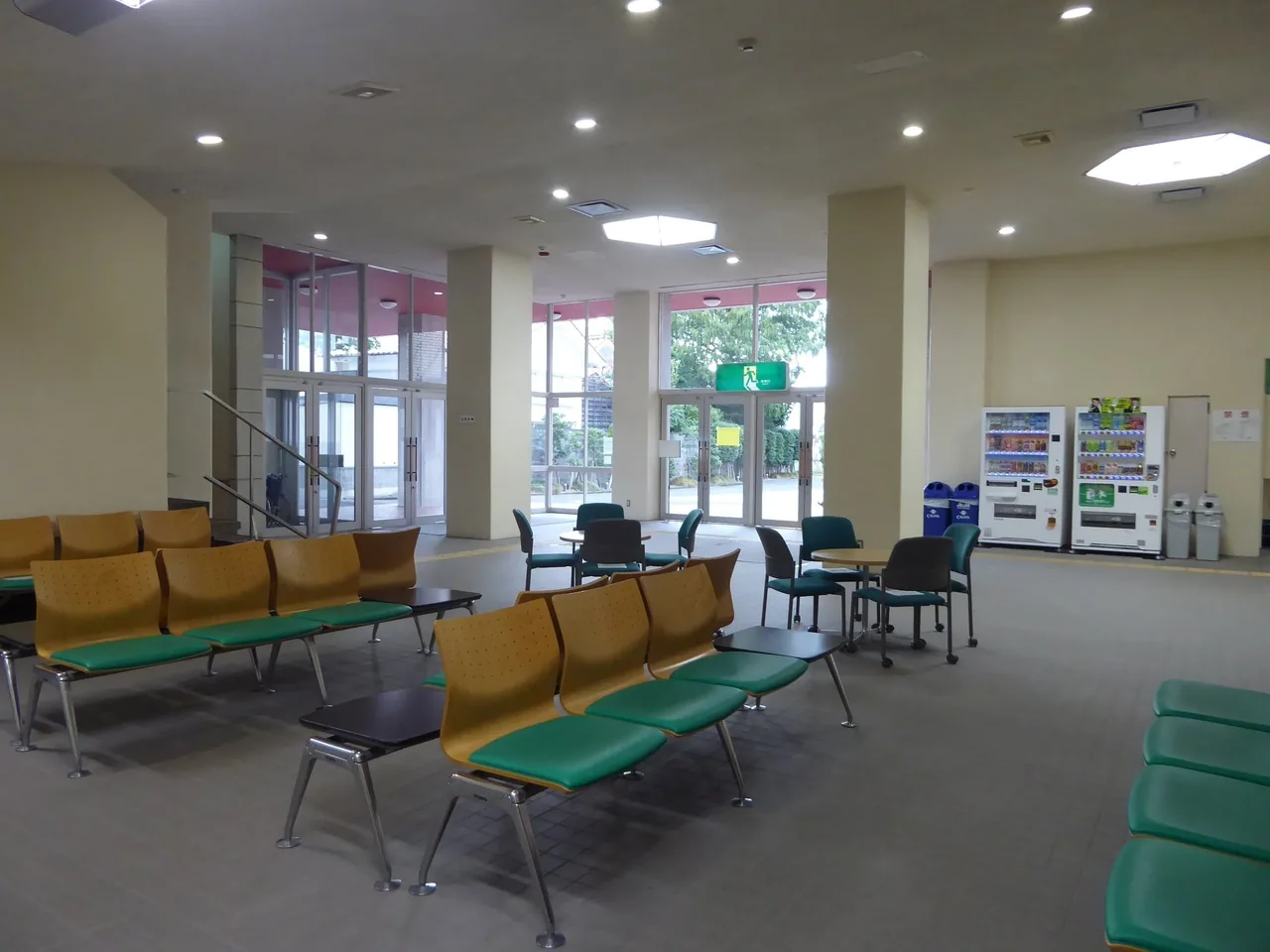 鳥取市民会館 1階ホワイエ
