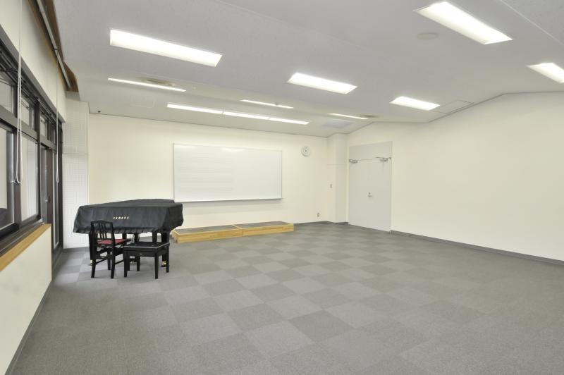 安城市文化センターの音楽室。ピアノ1台を備えた室内。