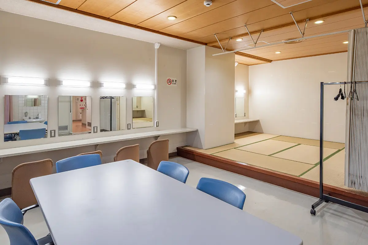 取手市民会館の楽屋203号室。テーブル席と畳の間がある。
