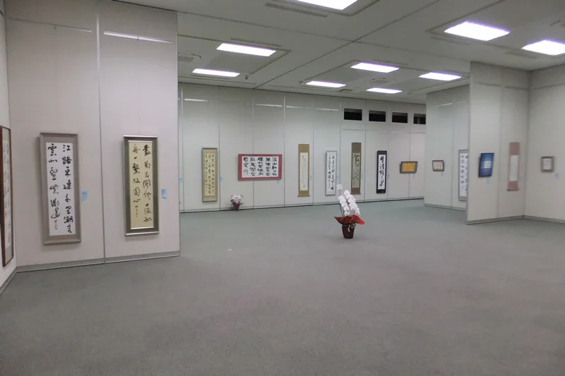 吉野川市文化研修センターの多目的ホール。作品展示利用時の室内。