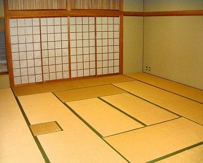 畳敷きで障子のある日向市文化交流センターの和室。