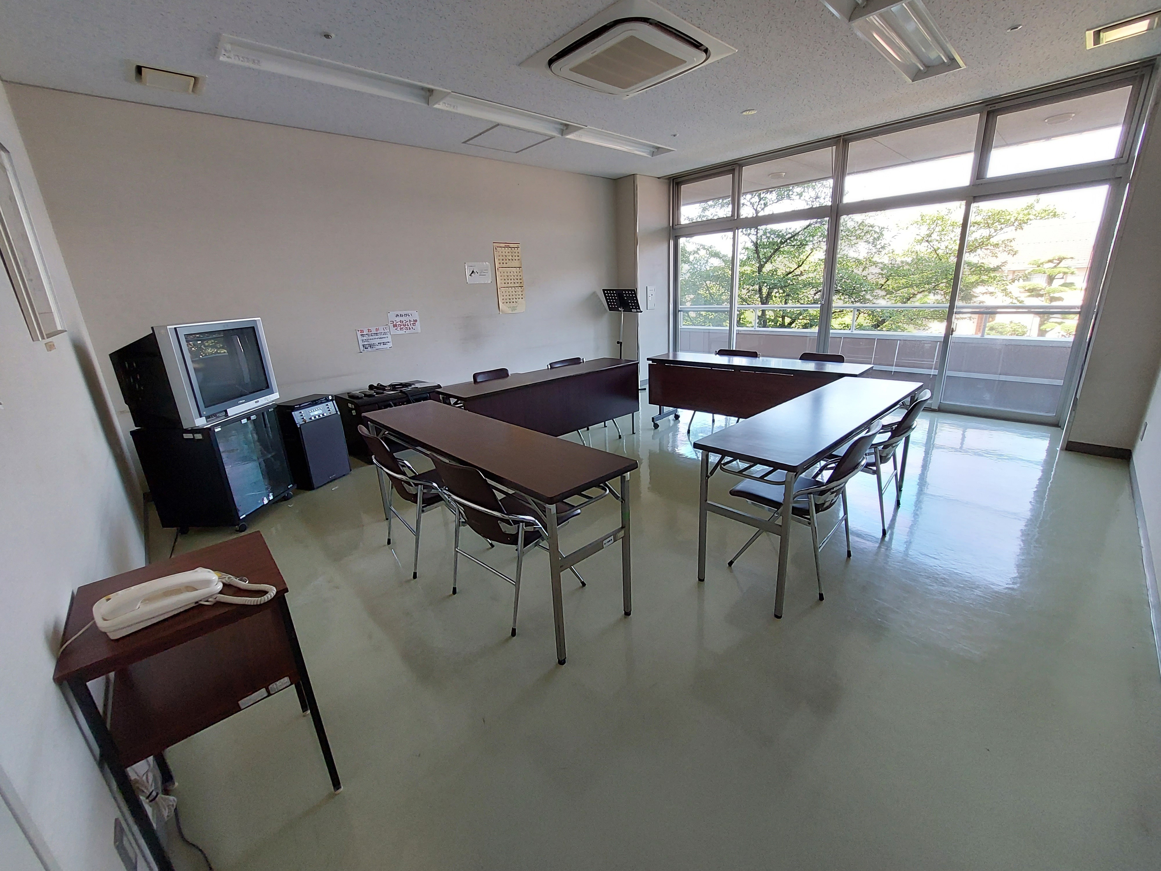 第2娯楽室。机と椅子があり、余暇活動にも使える室内。