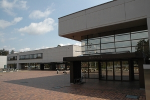 綾部市公式施設案内に掲載された中丹文化会館の外観。建物入口と前面の広場が見える写真。