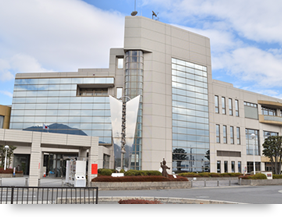 香芝市ふたかみ文化センターの外観。正面入口を含む建物全体が見える。