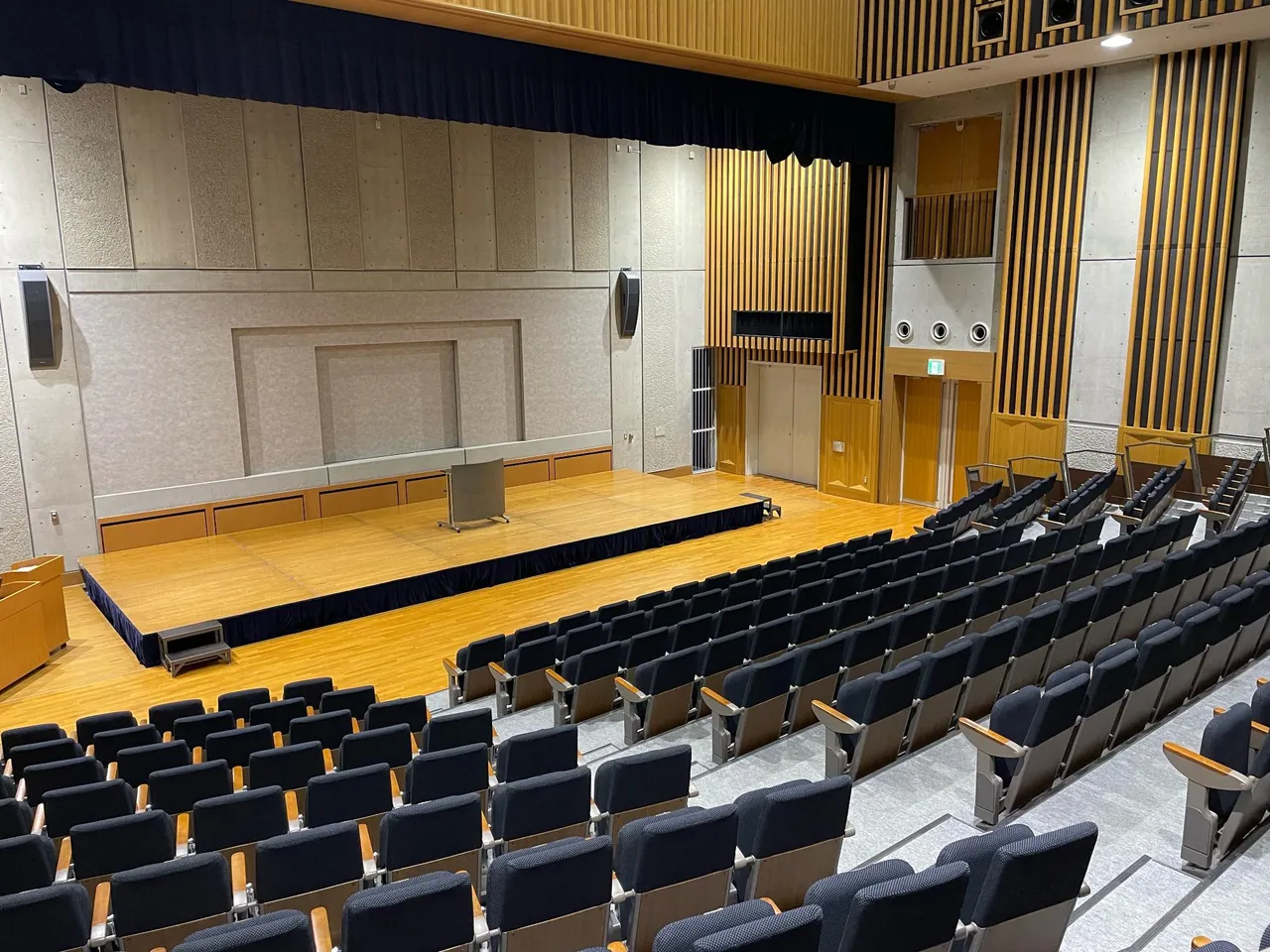 東海村産業・情報プラザ「アイヴィル」多目的ホール座席あり後方